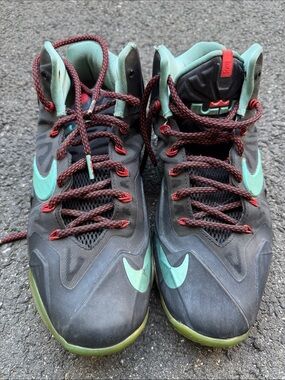 Nike Kids Black Sneakers with Teal Accents and Red Laces